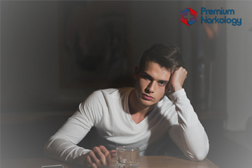 Грустный мужчина сидит и думает